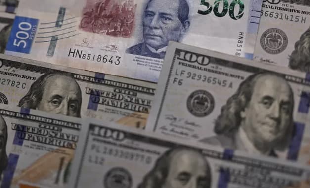 Billetes de dólar estadounidense y pesos mexicanos superpuestos, mostrando moneda de ambos países.