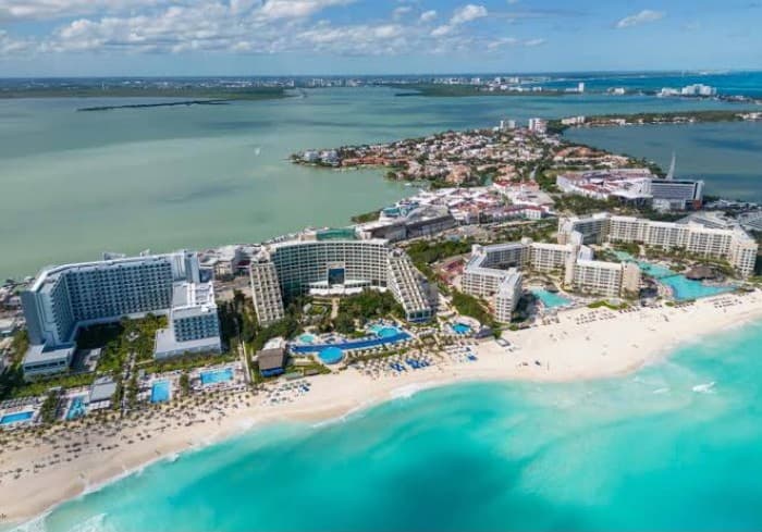 Vista aérea de complejos hoteleros con playas y piscinas en Cancún, Quintana Roo.