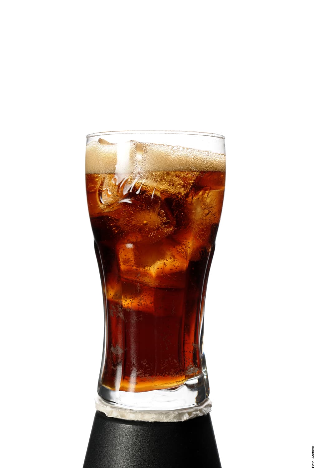 Vaso con refresco oscuro y hielo sobre fondo blanco.
