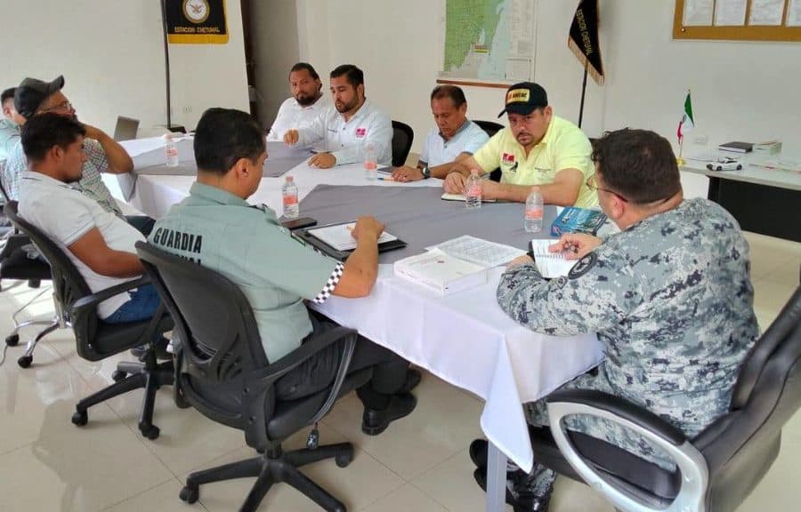 Reunión de miembros de la ANTAC con autoridades y transportistas alrededor de una mesa en una sala de oficina.