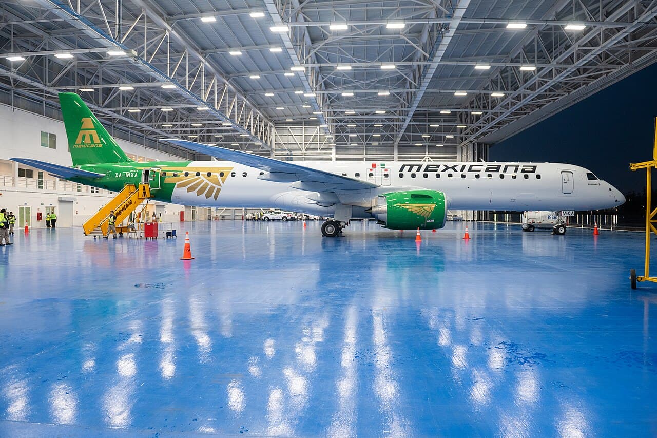 Avión de Mexicana de Aviación con matrícula XA-MXA estacionado en hangar de mantenimiento.