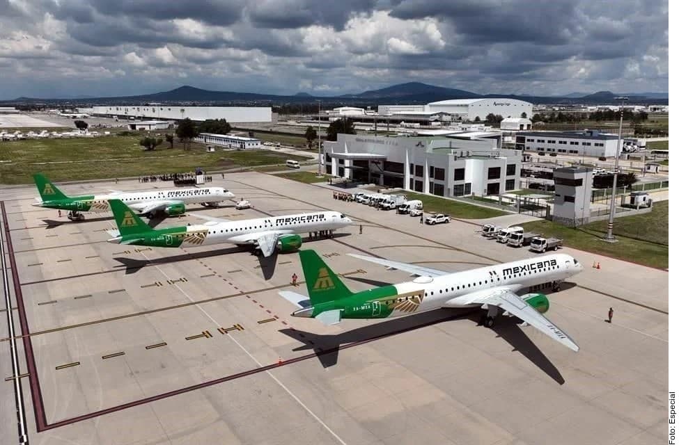 Tres aviones de Mexicana de Aviación estacionados en una plataforma aeroportuaria junto a instalaciones industriales.