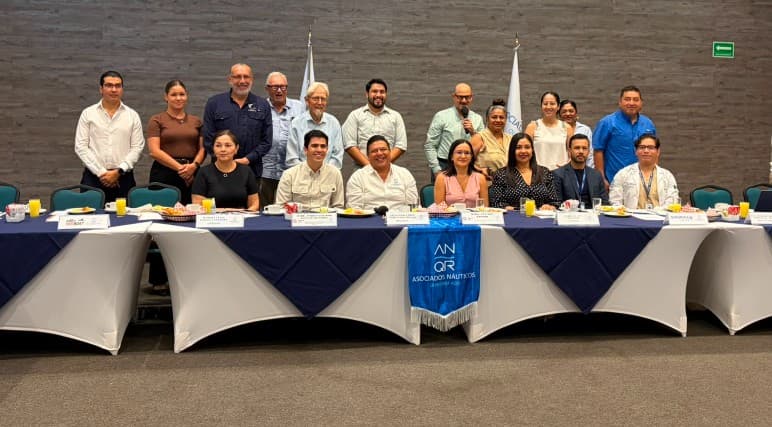 Reunión de representantes del sector náutico de Quintana Roo en mesa directiva durante evaluación de medidas económicas.