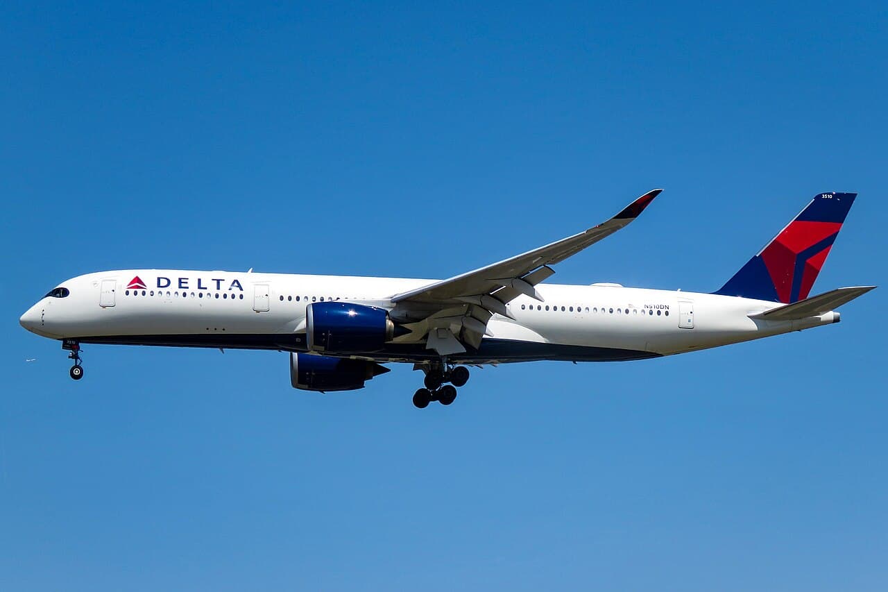 Avión Airbus A350 de Delta Airlines en vuelo contra cielo azul claro.