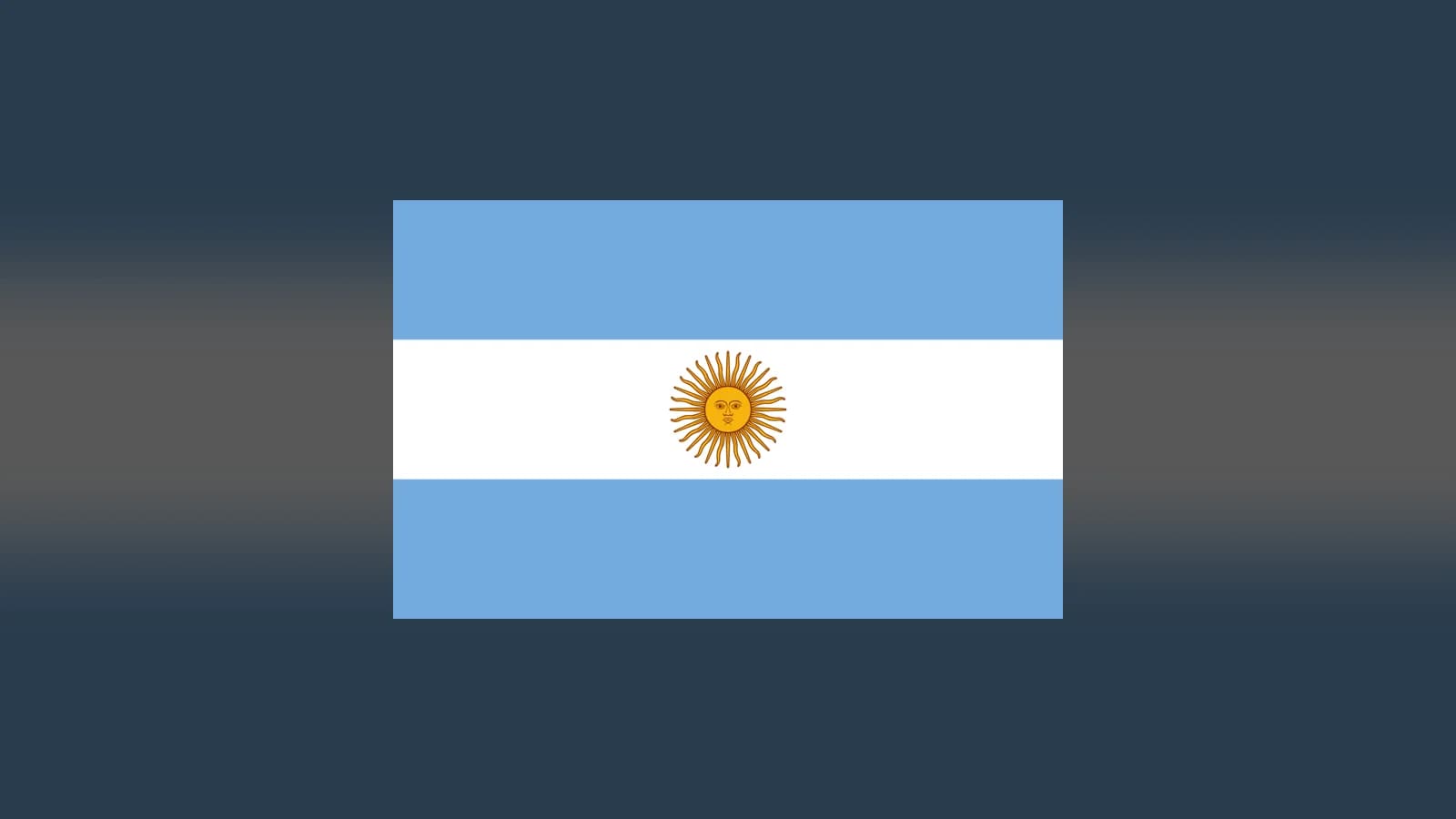 Bandera de Argentina con el Sol de Mayo en el centro sobre fondo gris oscuro.
