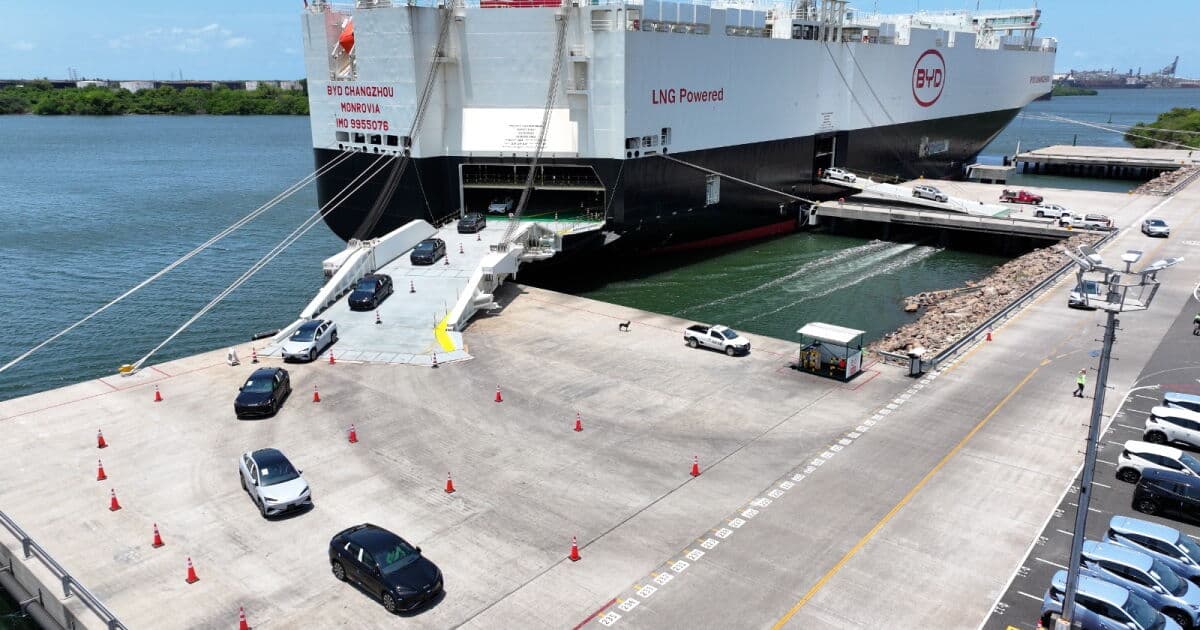 Vehículos de marca china estacionados en el puerto de Lázaro Cárdenas junto a un barco portacontenedores LNG Powered de BYD.