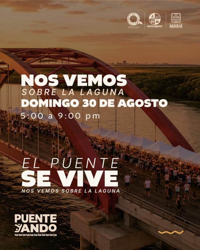 Vista aérea del Puente Vehicular Nichupté con cientos de personas reunidas sobre la laguna durante el atardecer.