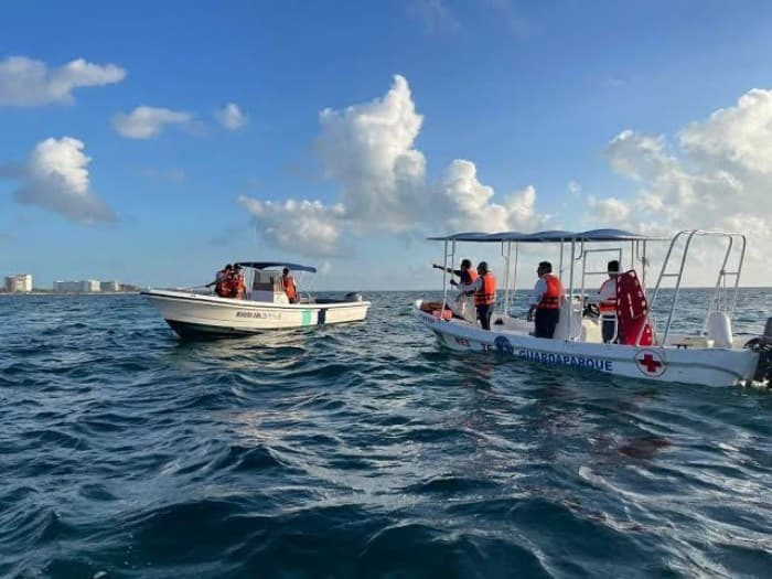 Lanchas de turismo y recreación náutica operando en aguas de Quintana Roo con personal a bordo bajo cielo despejado.
