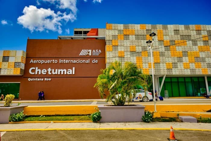 Fachada principal del Aeropuerto Internacional de Chetumal en Quintana Roo, México, con su señalización y edificio terminal.