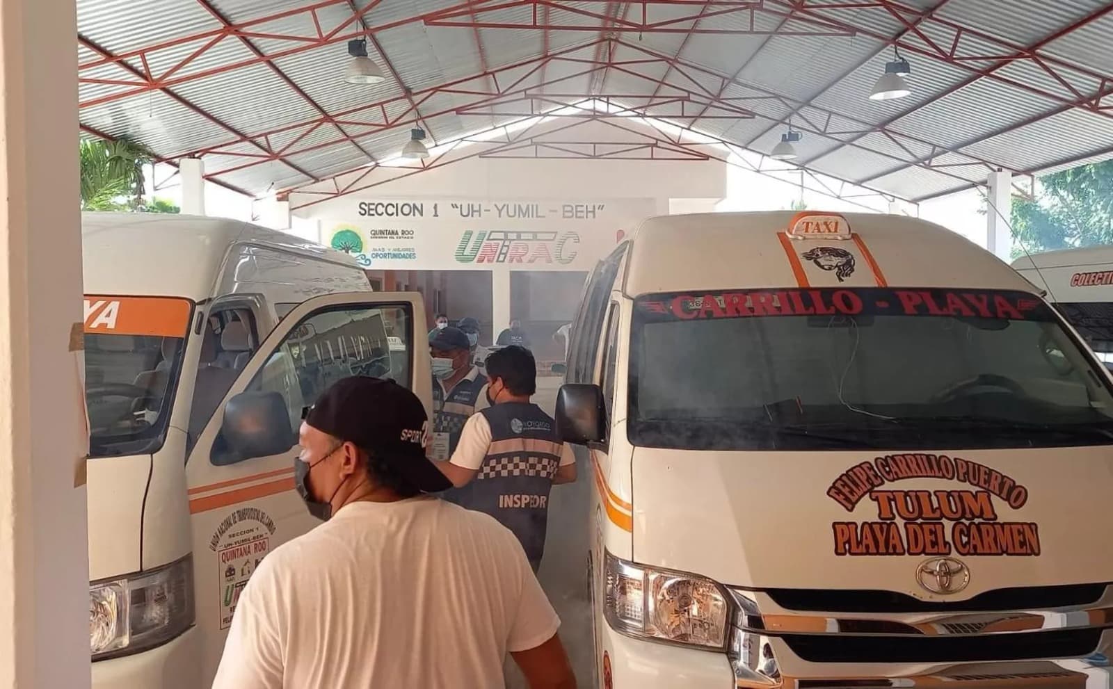 Taxistas y funcionarios se reúnen en la terminal de transporte Uh-Yumil-Beh de Quintana Roo para discutir asuntos operativos del sector.