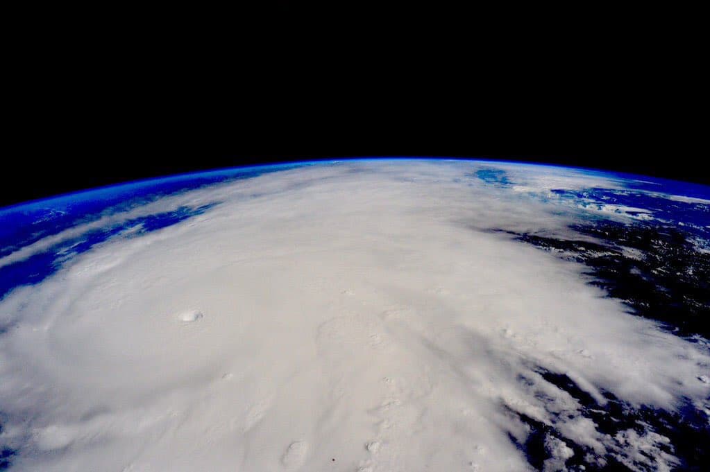 Imagen satelital de un sistema de depresión tropical con estructura de circulación definida sobre el océano Pacífico, tomada desde órbita terrestre.