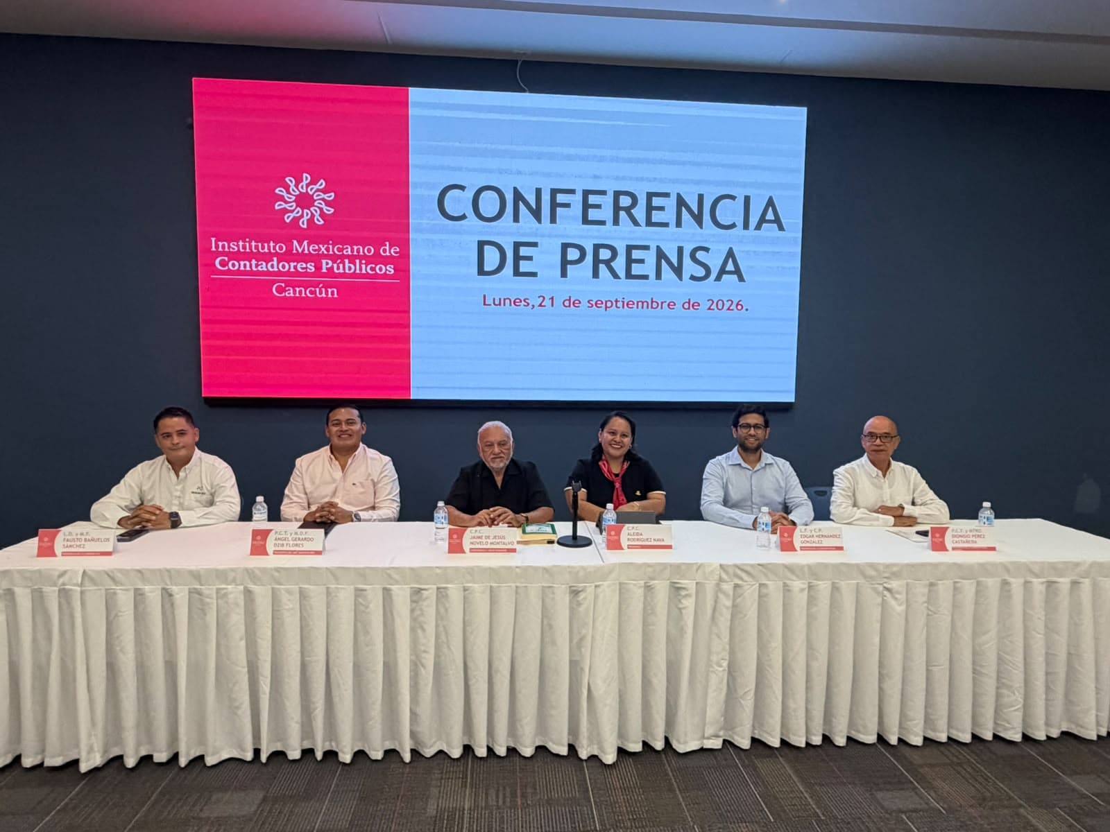 Conferencia de prensa del Instituto Mexicano de Contadores Públicos Cancún celebrada el 21 de septiembre de 2026, con seis panelistas sentados en una mesa.