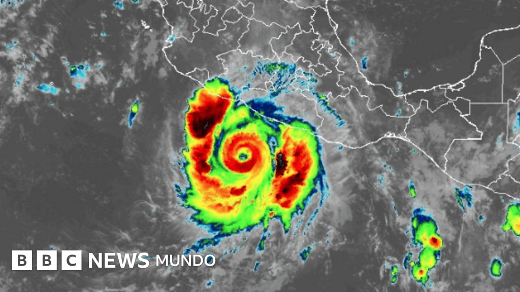 Imagen de satélite infrarroja del huracán Polo mostrando su estructura con un ojo bien definido y bandas de nubes concéntricas en tonos rojo, naranja, amarillo y verde sobre el océano Pacífico.