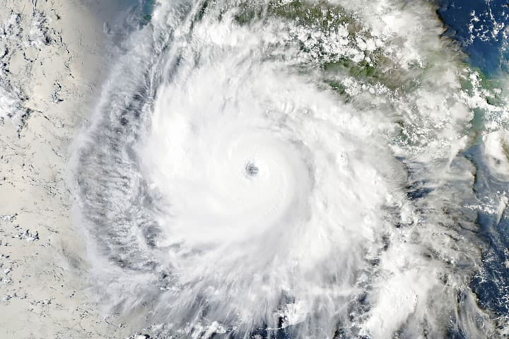 Imagen satelital de un huracán en el océano Pacífico con un claro ojo central y bandas nubosas simétricas que indican gran intensidad.
