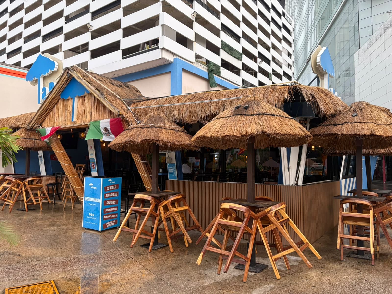Restaurante temático con techos de palapa en la Zona Hotelera de Cancún, mostrando infraestructura turística y gastronómica.