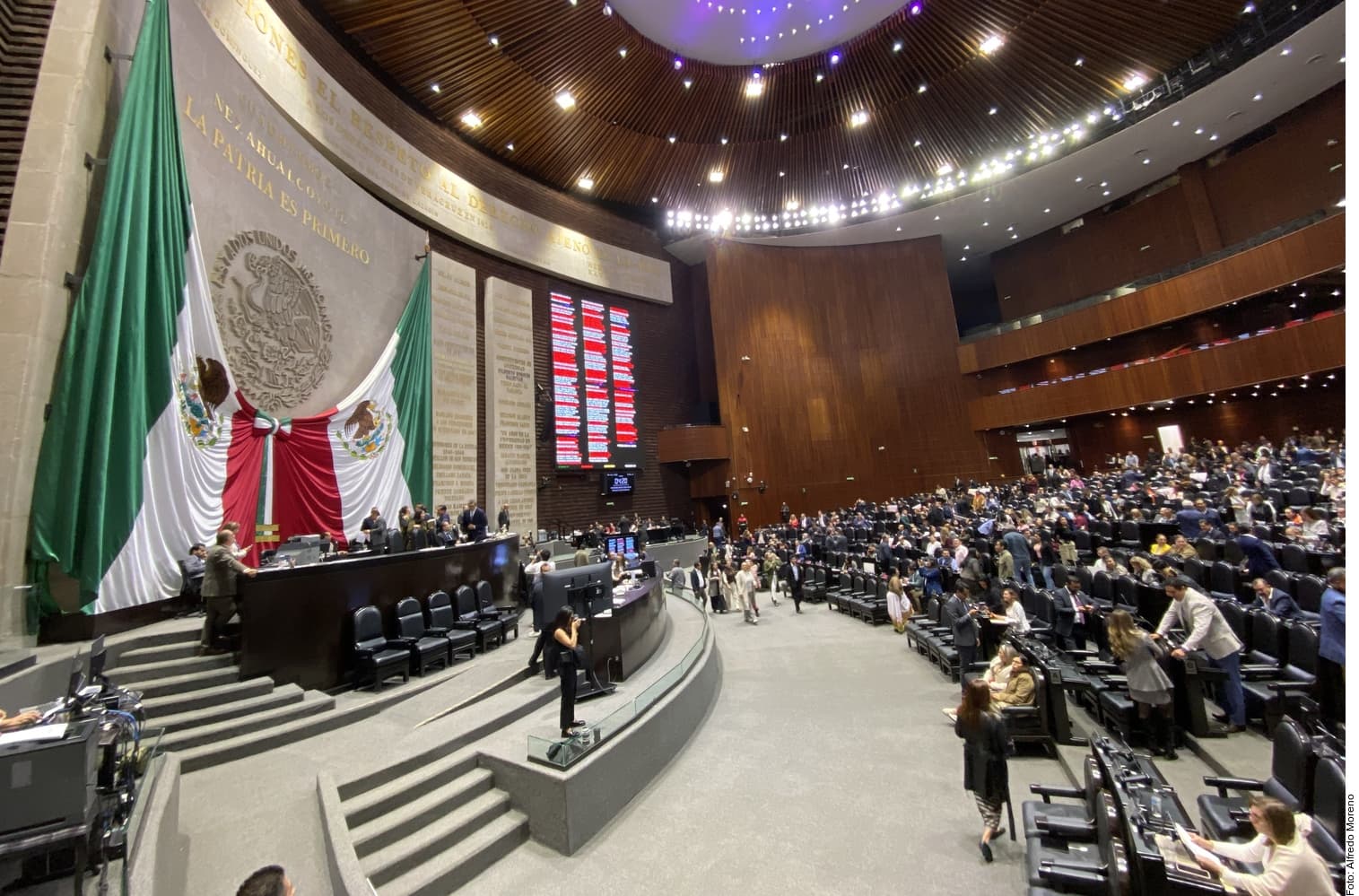 Sesión plenaria de la Cámara de Diputados de México con legisladores en el hemiciclo durante una votación.