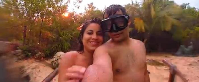 Cae rayo detrás de pareja que se tomaba una selfie en Akumal (video)