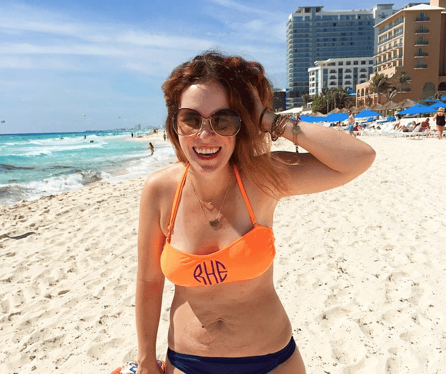Foto de mamá en bikini causa revuelo en redes sociales.