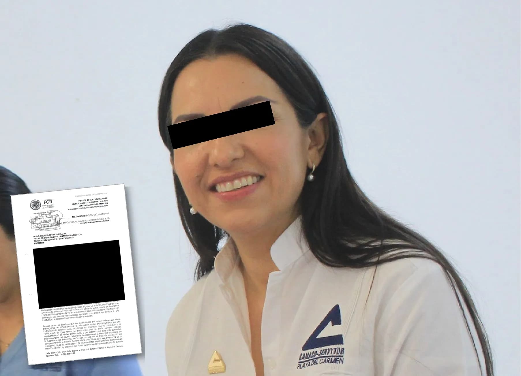 Mujer sostiene documento de la FGR con información redactada, sonriendo hacia la cámara