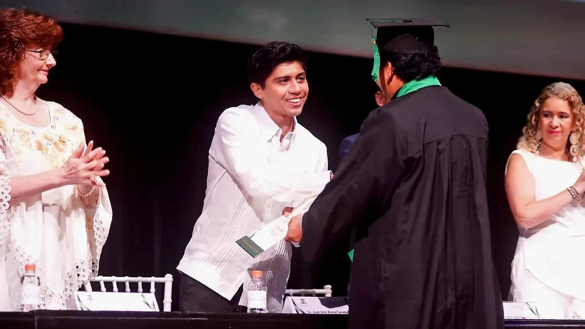 Gobierno de Playa del Carmen reconoce a 121 egresados de la UQROO en su graduación