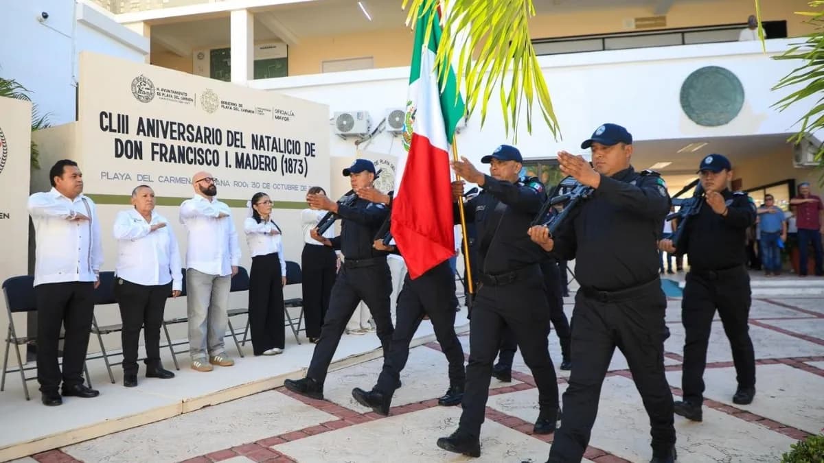 Escolta con la bandera de México durante la ceremonia por el 153 aniversario del natalicio de Francisco I. Madero en Playa del Carmen