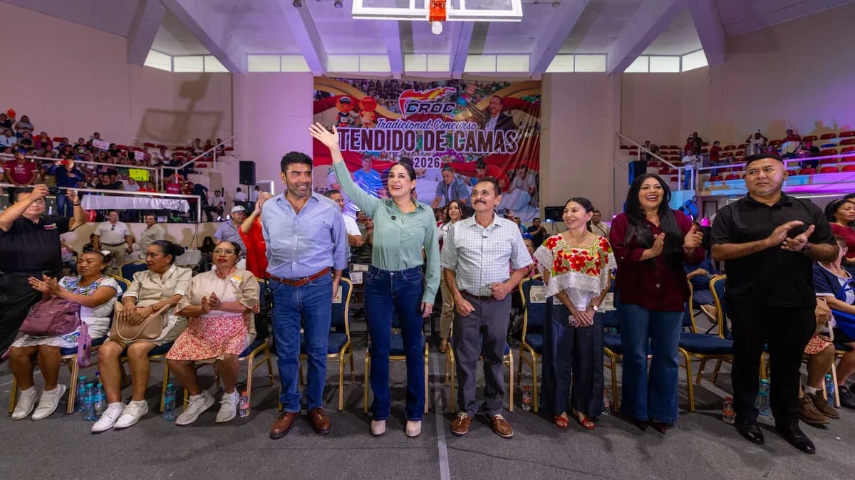 La presidenta municipal Estefanía Mercado saluda al público en el tradicional Concurso Tendido de Camas de la CROC en Playa del Carmen