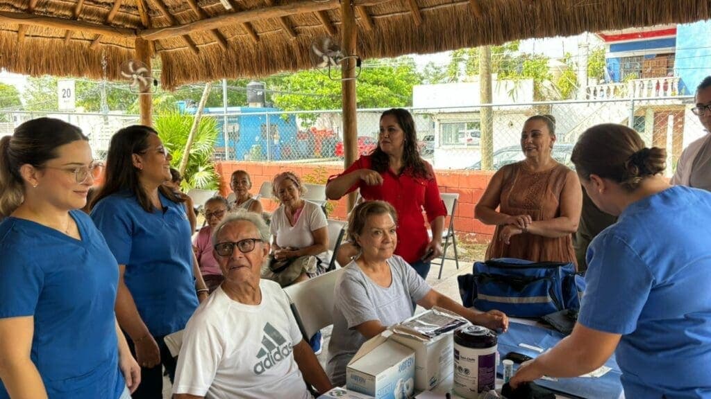 Llevan feria de servicios médicos al Club del Adulto Mayor