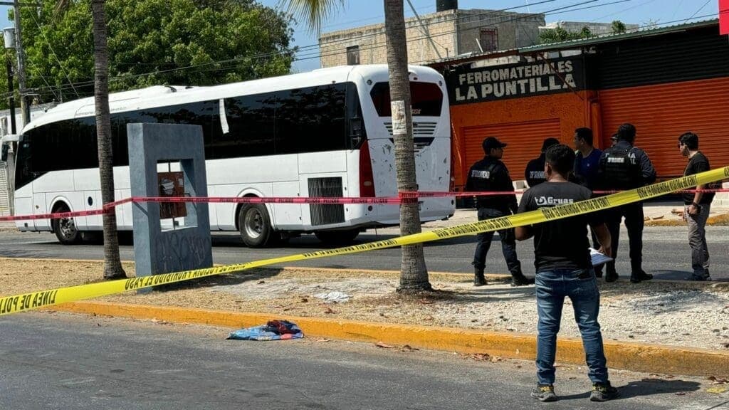 Chofer de un autobús arrolla a un peatón y lo mata en la colonia Colosio de Playa del Carmen