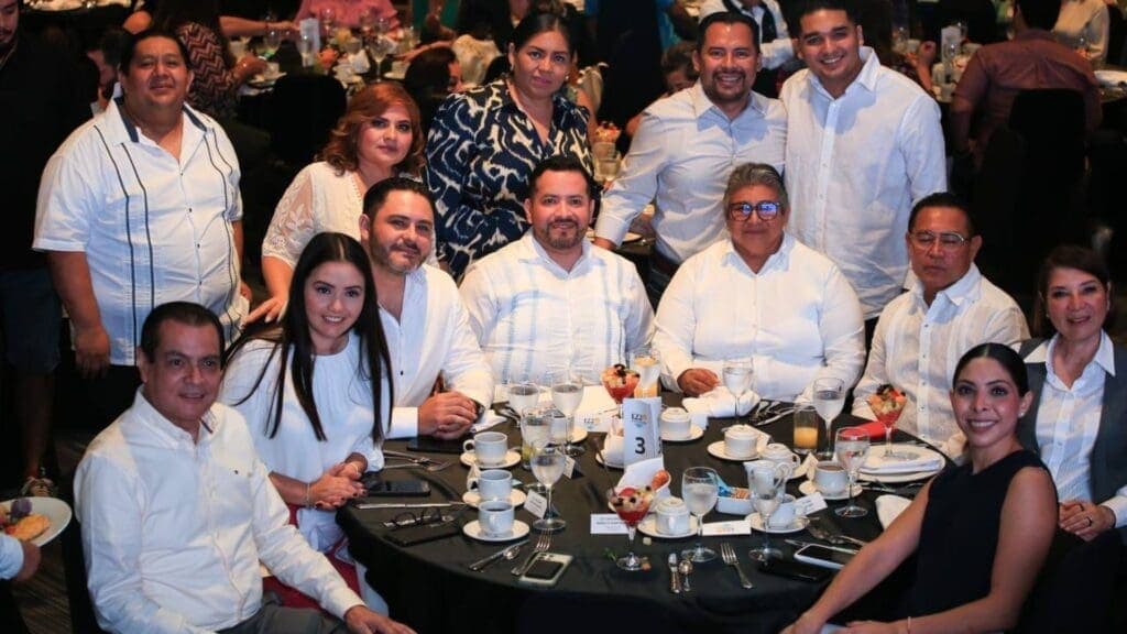 Familias de fundadores de Playa del Carmen conviven en tradicional desayuno