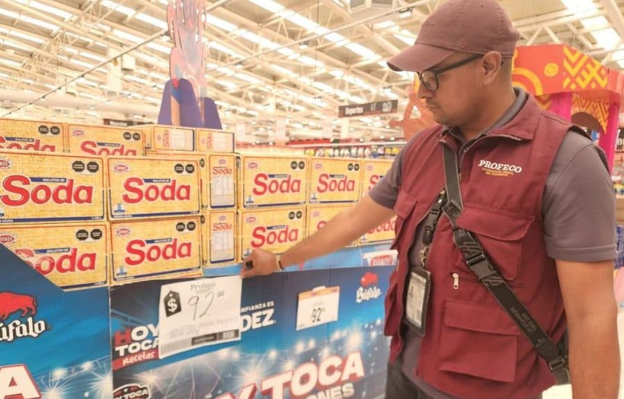Inspector de Profeco revisa productos de soda en exhibición en una tienda comercial.