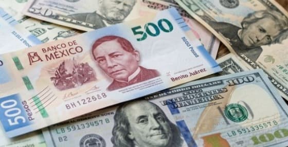 Billetes de 500 pesos mexicanos y dólares estadounidenses sobre una superficie, mostrando monedas de ambas divisas.