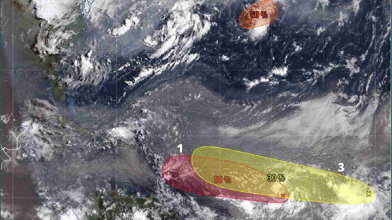 Mapa de satélite meteorológico con zonas delimitadas de probabilidad ciclónica en el Atlántico, marcando áreas de 50% y 80% de desarrollo.