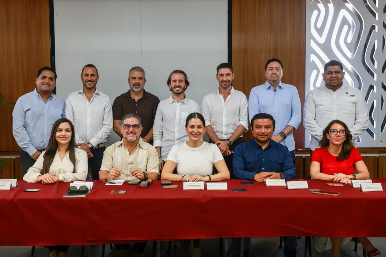 Estefanía Mercado cierra filas con empresarios y hoteleros para hacer frente al sargazo en Playa del Carmen