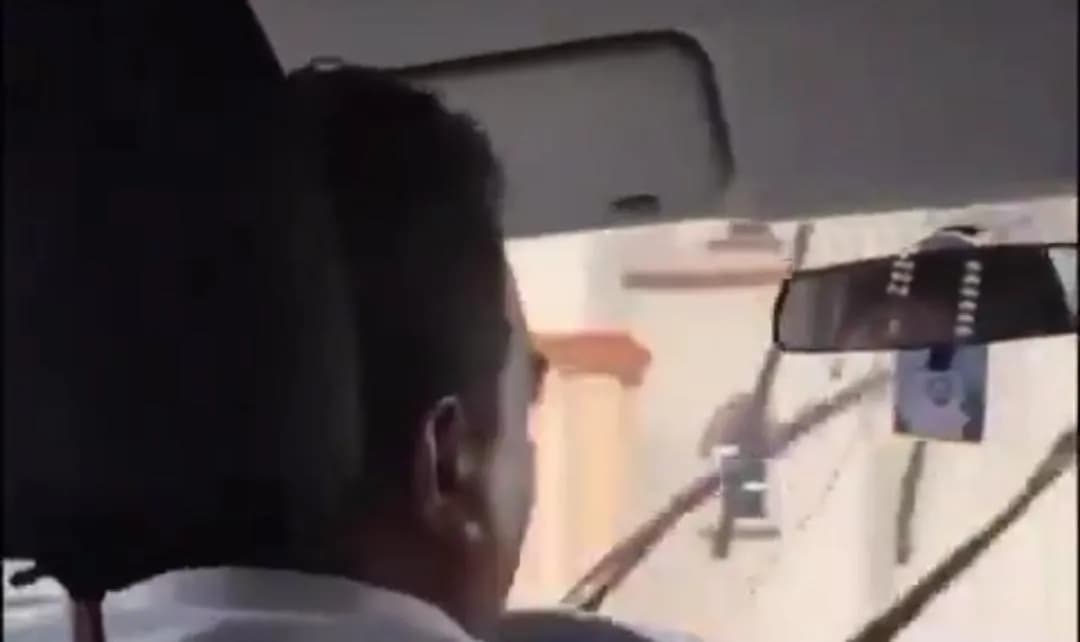 Video: Suspenden a taxista de Playa del Carmen que insultó a turistas