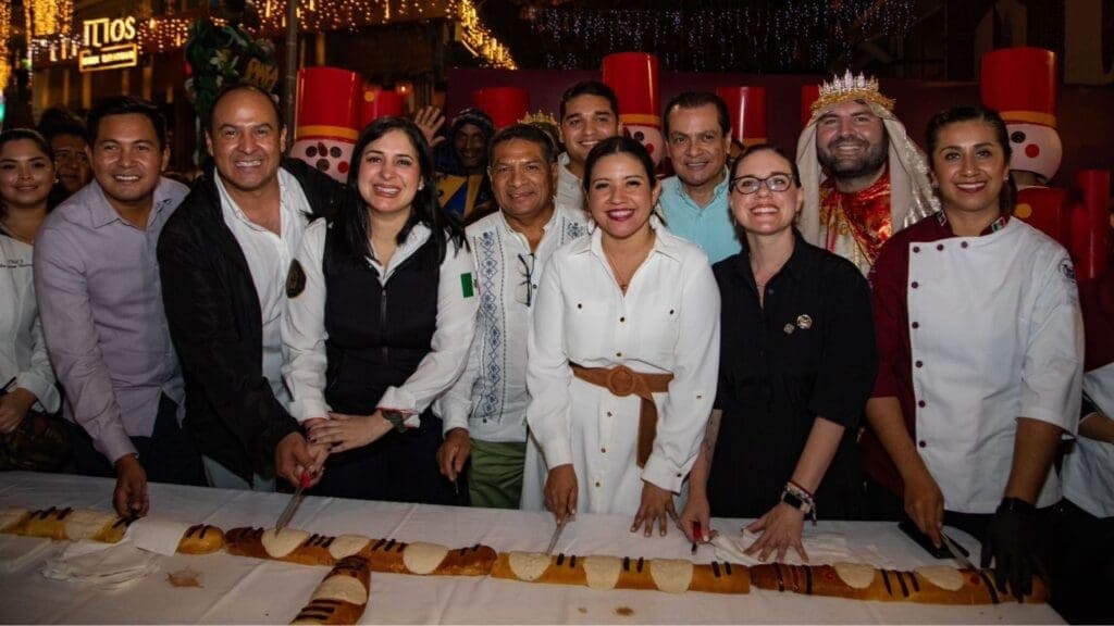 Rosca de Reyes de un kilómetro llena la Quinta Avenida de Playa del Carmen