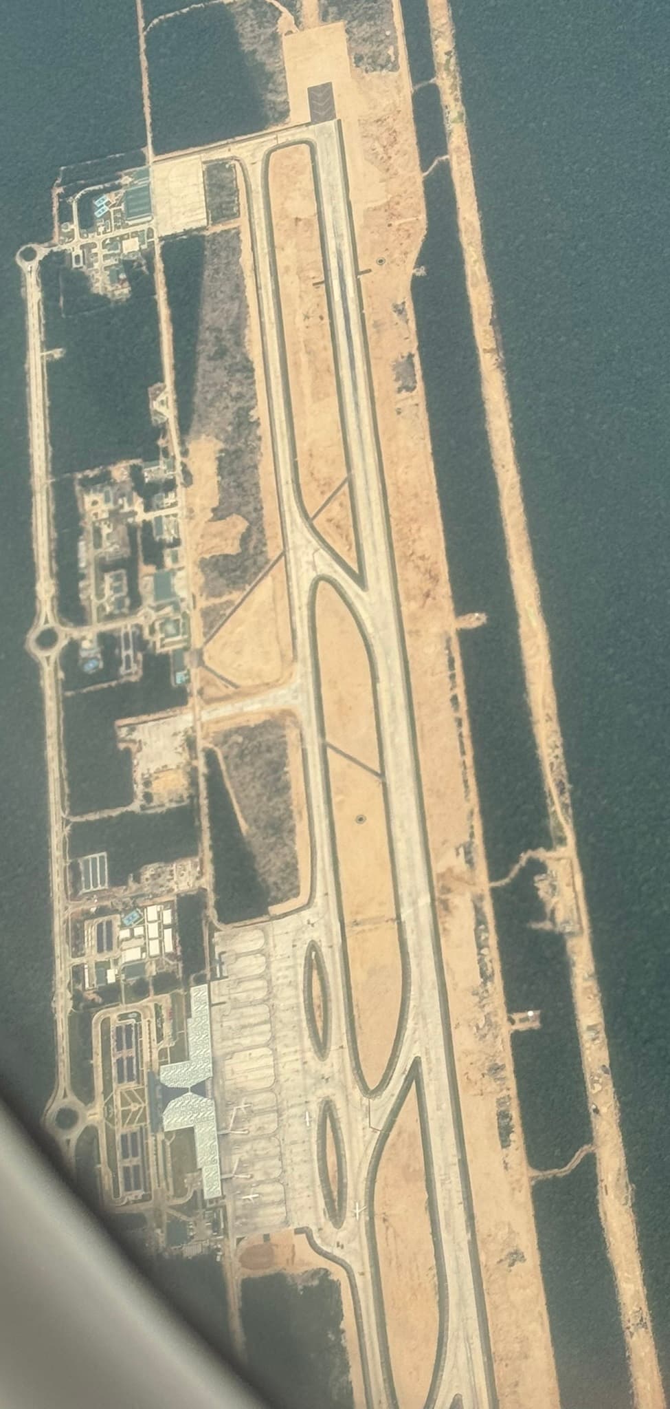 Vista aérea del Aeropuerto Internacional de Tulum mostrando las pistas de aterrizaje y las instalaciones terminales.