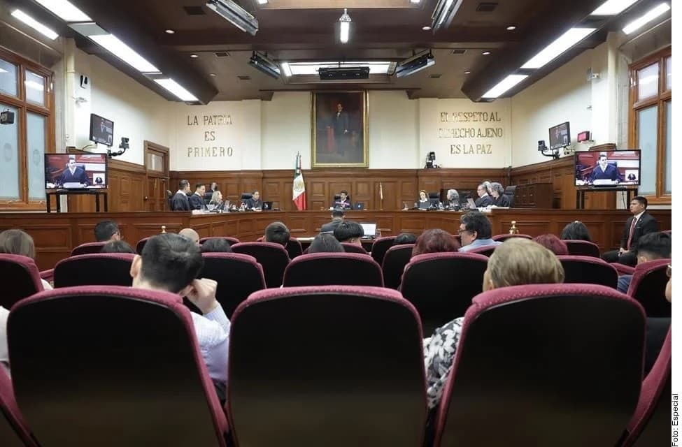 Sala de audiencias de la SCJN durante una sesión de justicia con magistrados en el estrado y público en las gradas