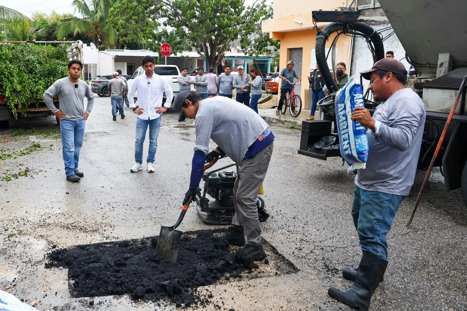Arranca jornada de limpieza, bacheo y poda en Puerto Aventuras