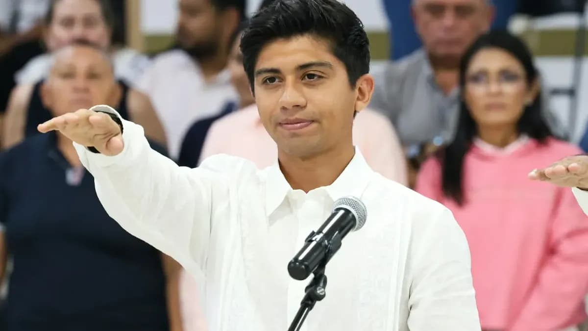 Primer concejal Juan Arena asume como alcalde de Puerto Aventuras.