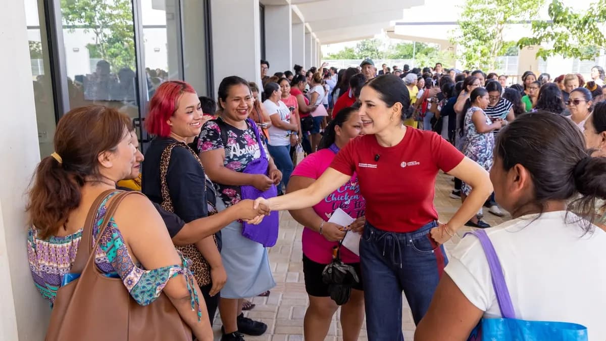 Estefanía Mercado entrega máquinas de coser a más de 600 mujeres en Playa del Carmen