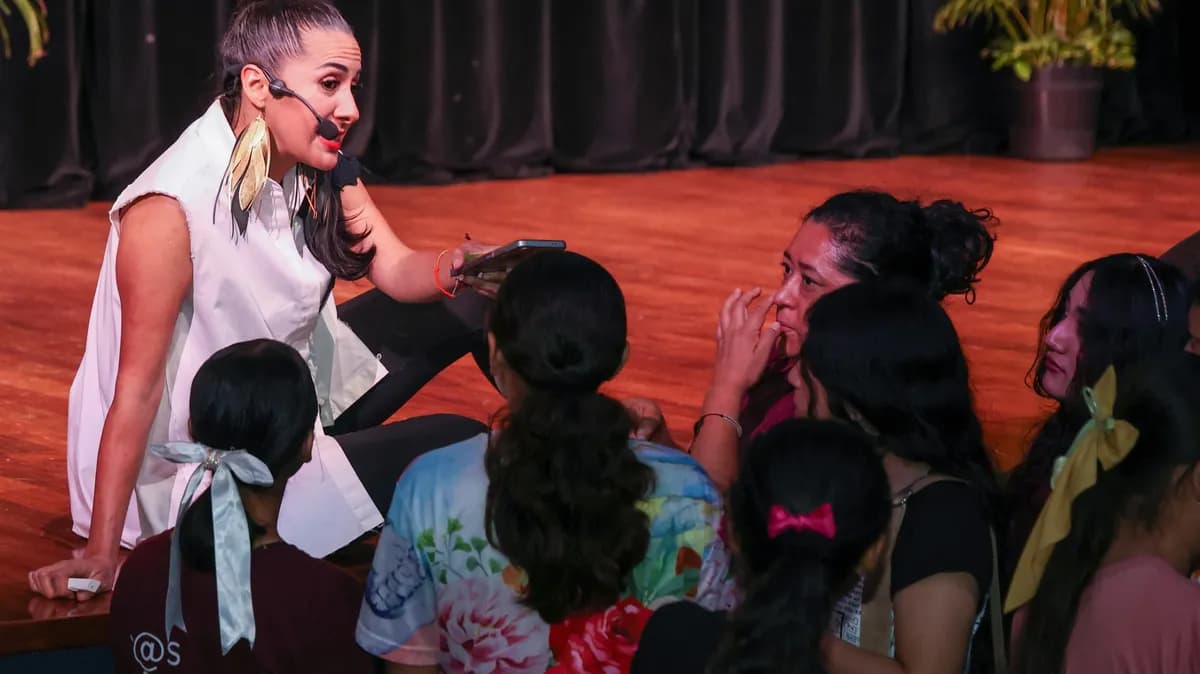 Conferencista conversa con jóvenes durante el Foro para Emprendedores en Playa del Carmen