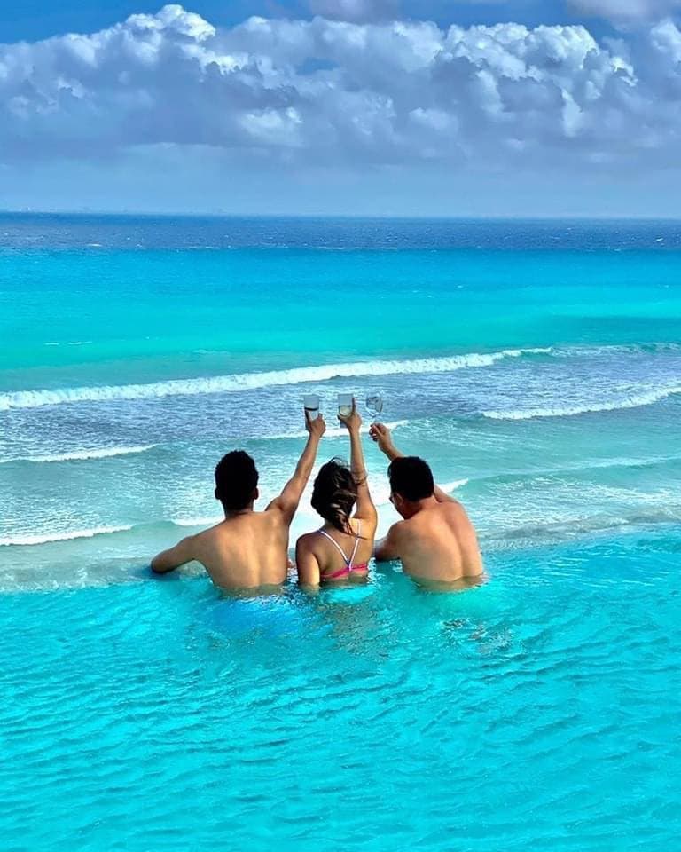 Amigos en el Paraíso: La Familia que Elegimos en Playa del Carmen.