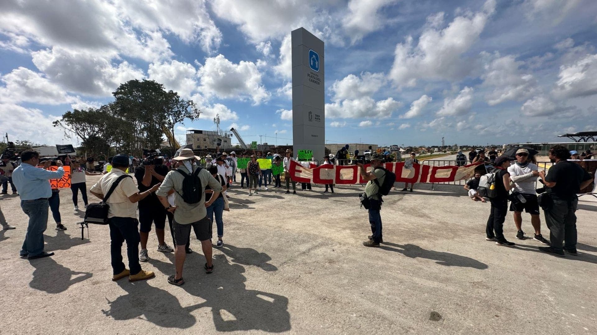 Activistas tuvieron que retirar manifestación pacífica en inauguración del tramo 5 del Tren Maya para evitar agresiones
