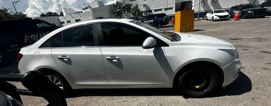 Aseguran policías de Playa del Carmen un vehículo con reporte de robo