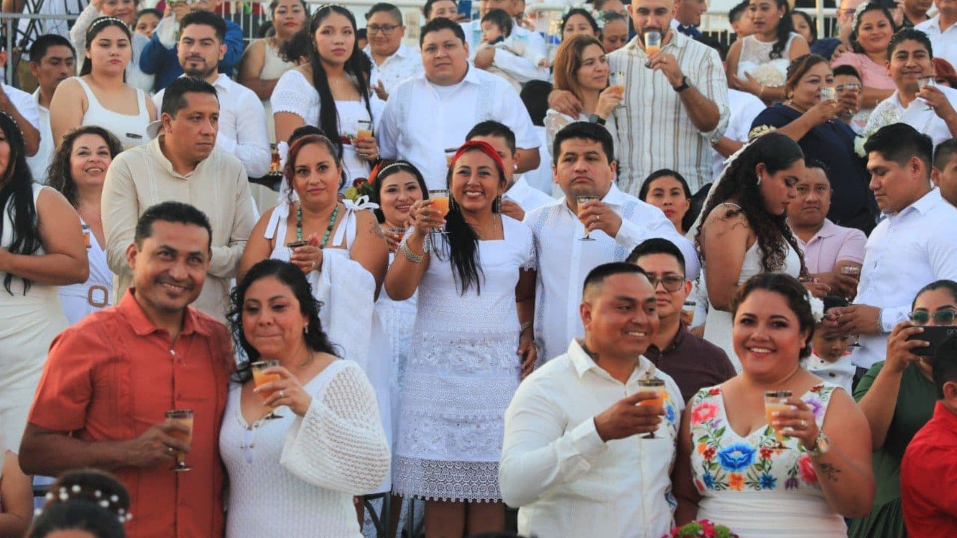 Formalizan su unión 302 parejas en bodas colectivas