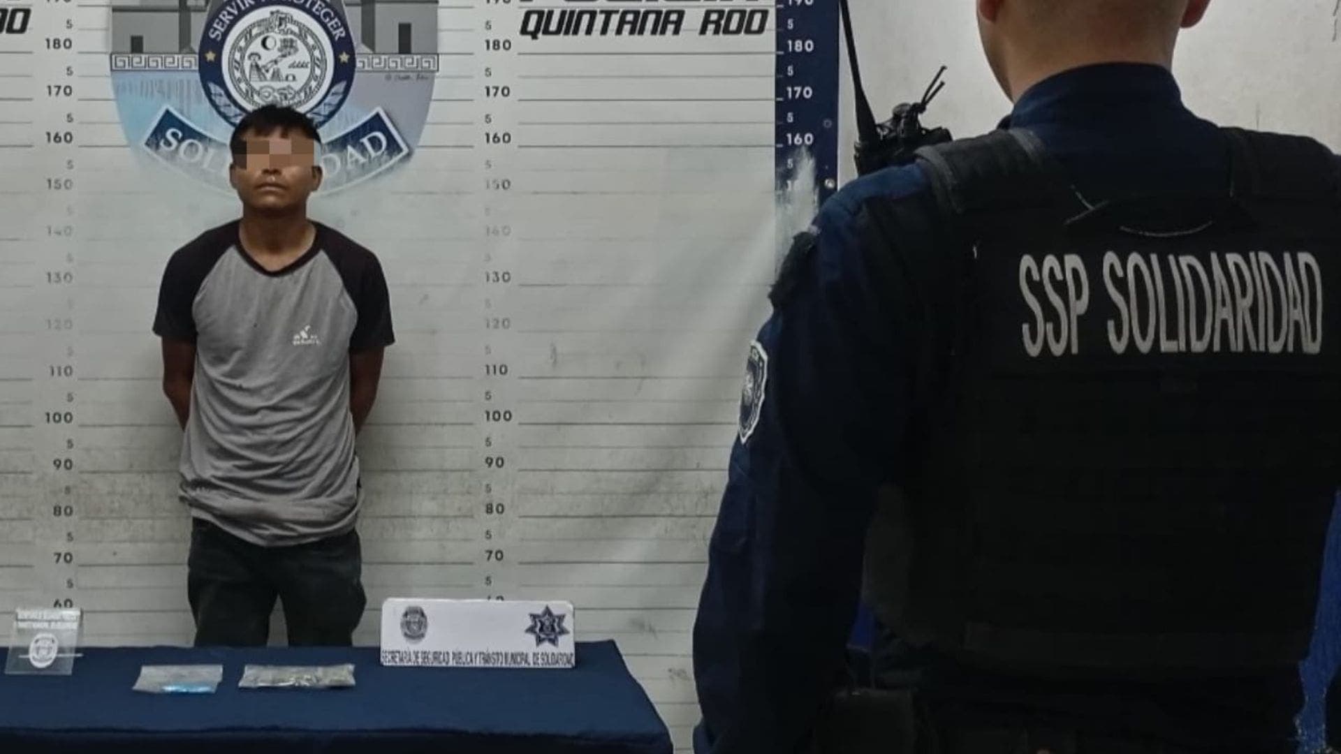 Detienen a sujeto en Playa del Carmen que intentó pasar droga a parque temático; se disfrazó de trabajador