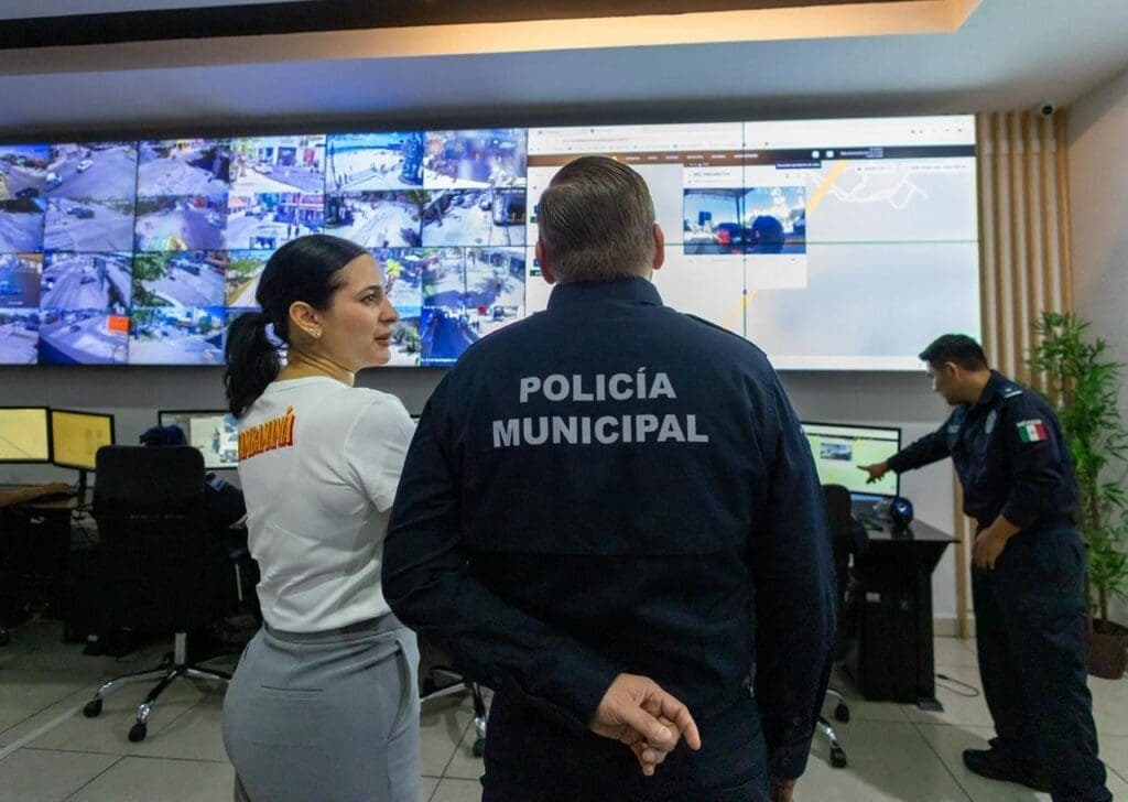 Estefanía Mercado supervisa en C4 uso de bodycams para fortalecer la vigilancia policial en Playa del Carmen