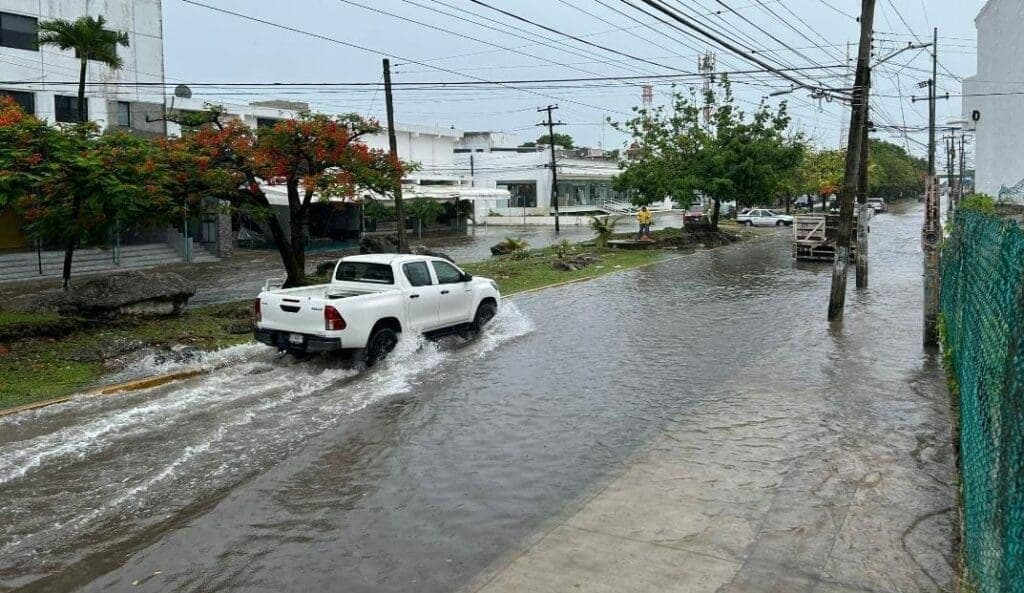 Huracán “Beryl” bajó a categoría 3 y volvió a subir a 4; se ubica a 2 mil 945 km de Quintana Roo