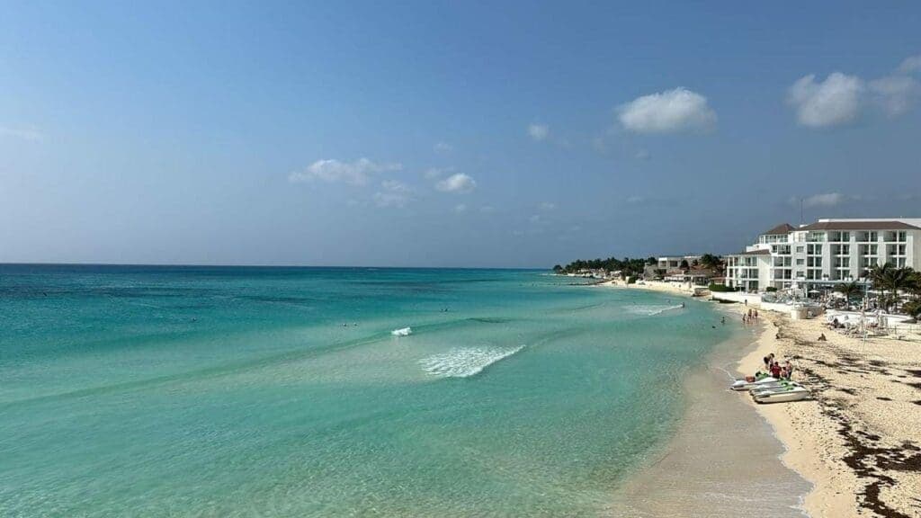 Lucen limpias y llenas de turistas las costas de Playa del Carmen en esta Semana Santa