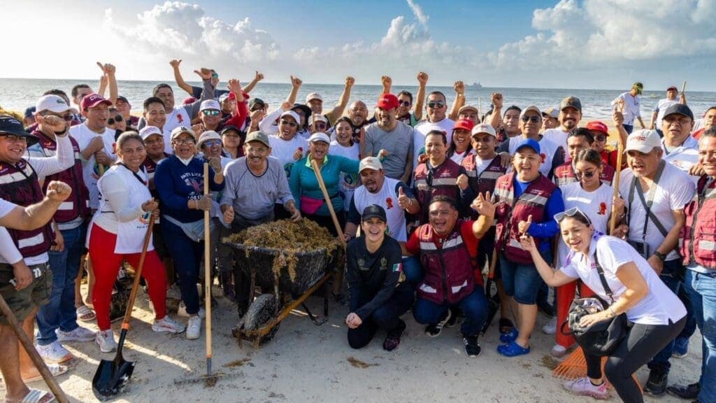 Más de 2 mil personas acompañan a Estefanía Mercado en mega brigada de limpieza de playas para hacer frente al sargazo